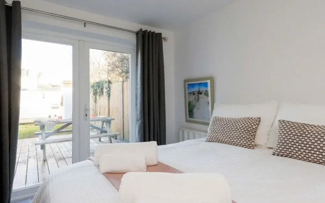 Beautifully Refurbished 4-bed Beachside Retreat