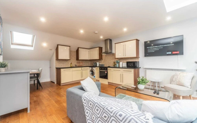 Bright & Chic St John's Hill Duplex