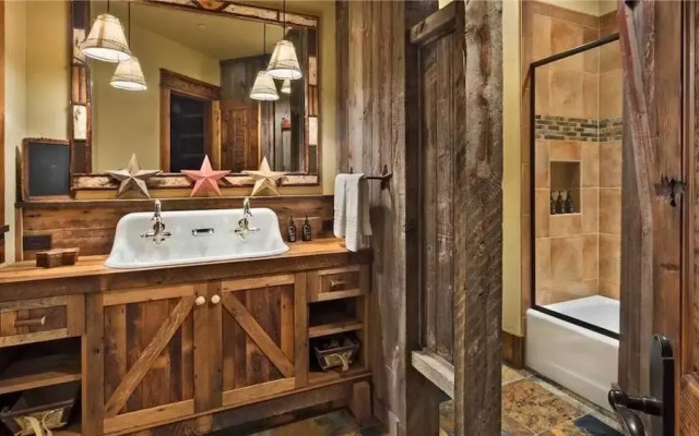 Gold Mine Lodge 6 BedroomHoliday home By Moving Mountains