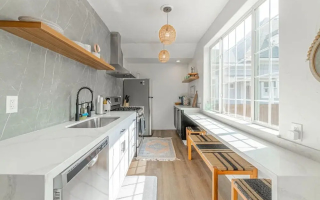 Stylish 2-bedroom Walking Distance to Downtown