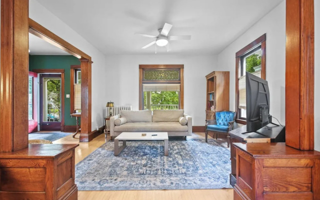 Uptown Minneapolis Home: Walk To Lakes!