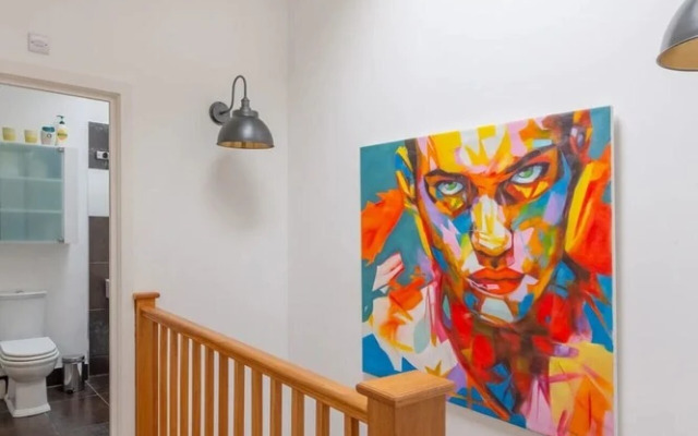 Spacious 2 Bedroom Apartment in Converted Warehouse in Brixton