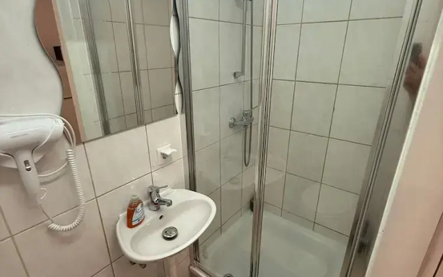 Budget 1BR Apt Close to Westbahnhof