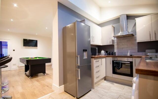 Stunning Bolton Abode - Pool Table