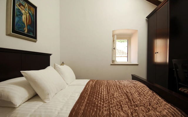 SUNce Palace Apartments with free offsite parking