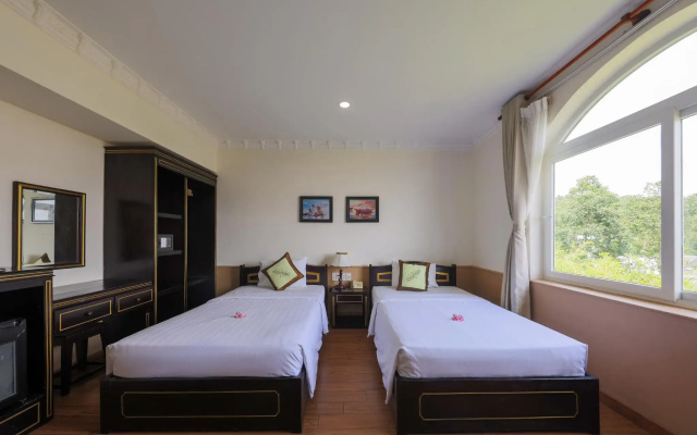 Boulevard Hotel