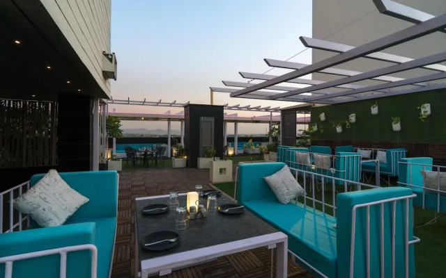 Xenious LN Courtyard Hotel