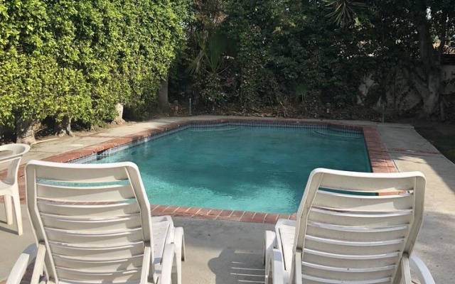 Lovely 1-Bedroom Home with Pool