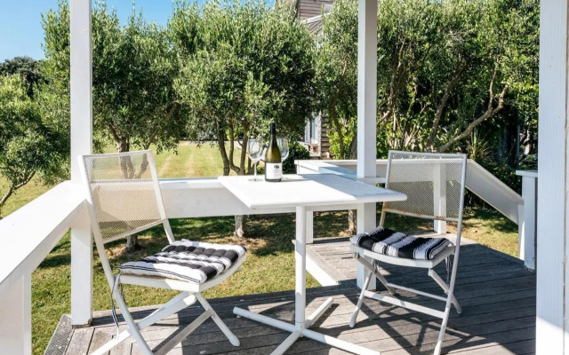 Peaceful Picnic Bay - Surfdale Holiday Home