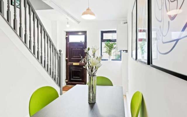 Bright 2 Bedroom House in Kennington