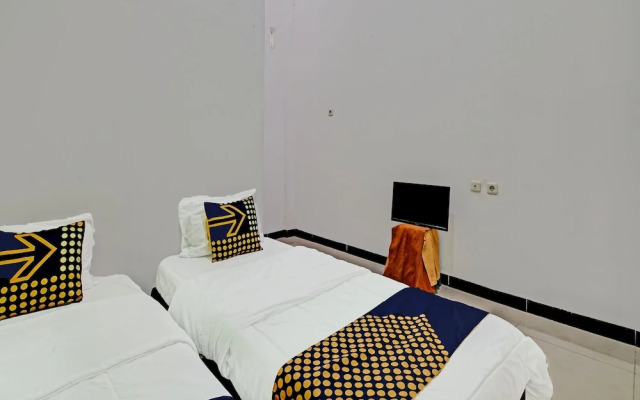 SPOT ON 92255 Lucky Guesthouse