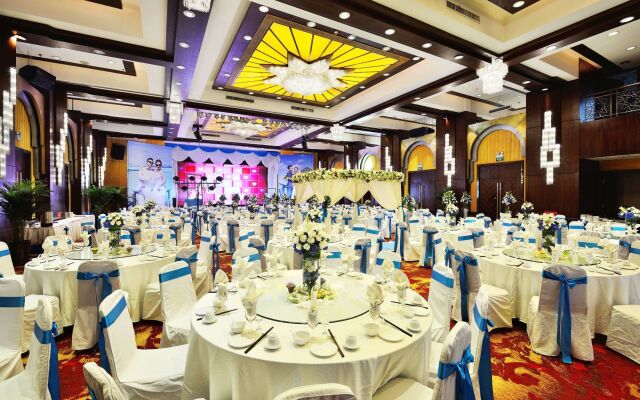 Luxemon Xinjiang Hongfu Hotel