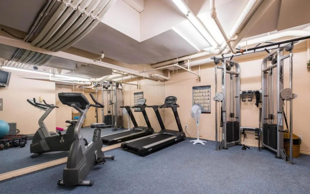 1BD+Den condo, with free parking in Downtown!