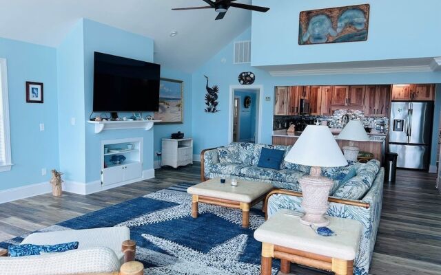 Serenity's Star 4 Bedroom Home by RedAwning