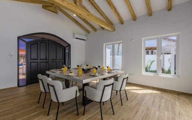New 3BR 2BA With Huge Pool and Outdoor Area BBQ