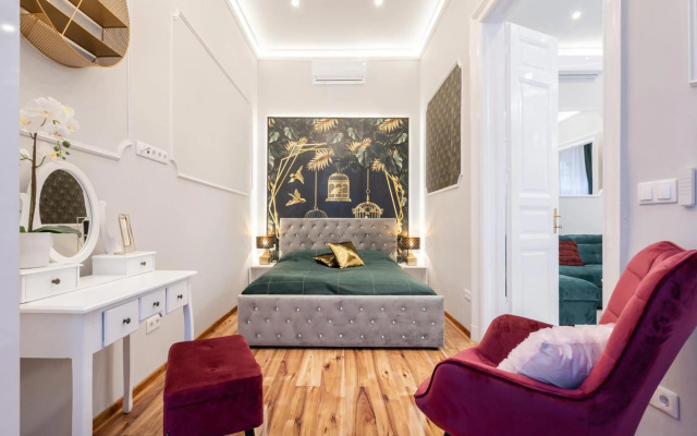 Premium Art Deco Apartment at Broadway // 4BDR & 3BR