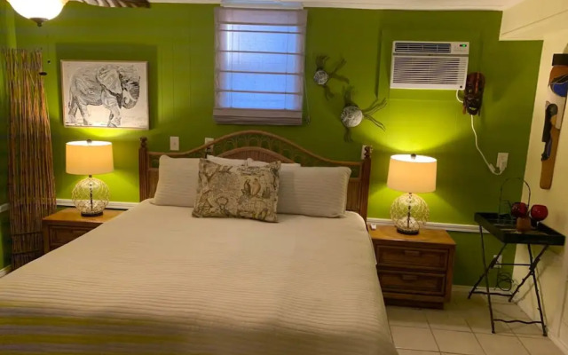 2521 ALOHA King Bed with Sleeper Sofa