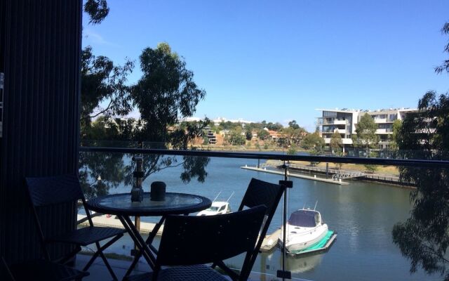 Marina View Apartment on the Maribyrnong River, Melbourne