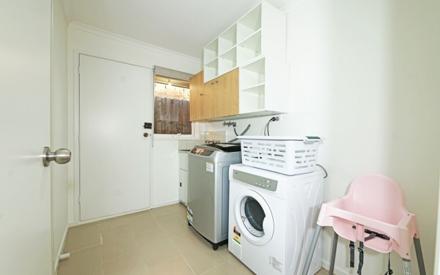 Hampton Park 4BDM Holiday Home Dandenong