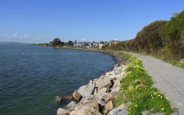 Black Dolphin Waterfront Townhouse - Bay Views