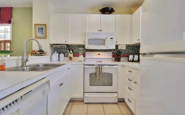 Linger Longer by Avantstay Key West Walkable Gated Community, Shared Pool Week Long Stays Only