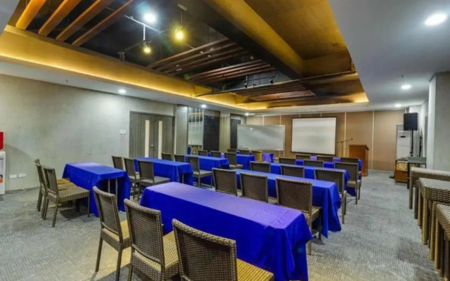 RedDoorz Plus @ Jones Avenue Cebu
