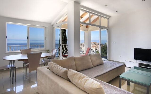 Zenith Apartment by DuHomes