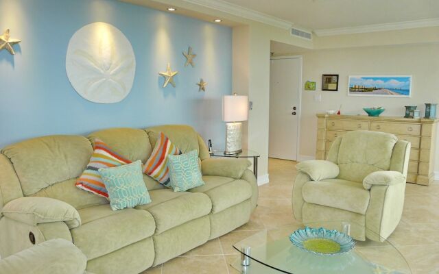 Beachfront Condo With Pool and Dazzling Ocean View