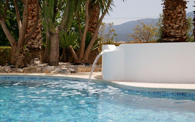 "xenos Villa 2. With 5 Bedrooms , Private Swimming Pool, Near the sea in Tigaki"