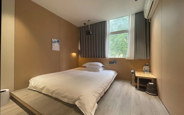 Captain No. 5 Youth Hotel