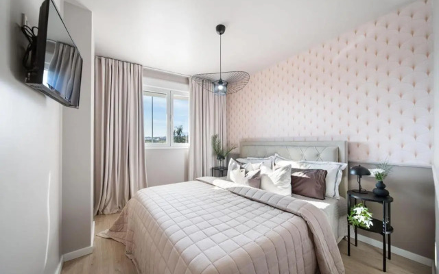 Brand new apartment with gym&rooftop pool.