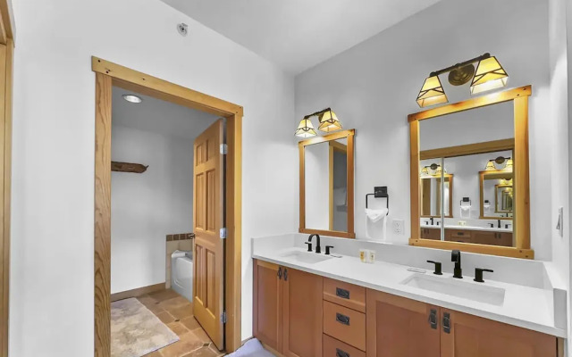 Inviting and Spacious Condo In The Heart of Center Village - PP416 by Redawning