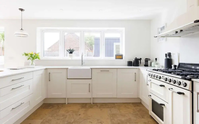 Chic 4-bed Coastal Retreat in Heart of Bosham