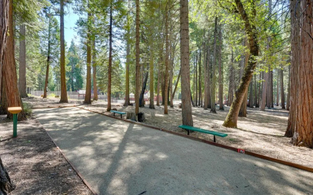 12 Mi to Apple Hill: Family-friendly Cabin Retreat