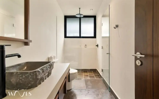 2BR w Private Pool - Steps Away From the Beach