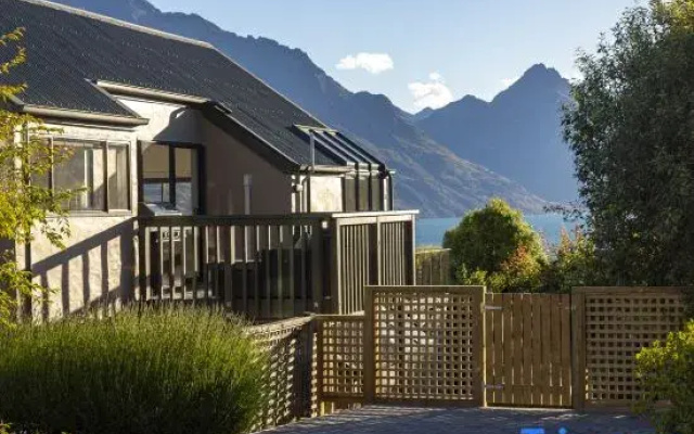 Lakeview Paradise: 3BR, Hot Tub, BBQ, Garden