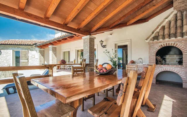 Stunning Home in Valtura With Jacuzzi, Wifi and 4 Bedrooms