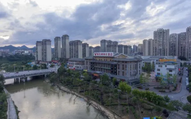Vienna Classic Hotel (Huishui Huanledao)