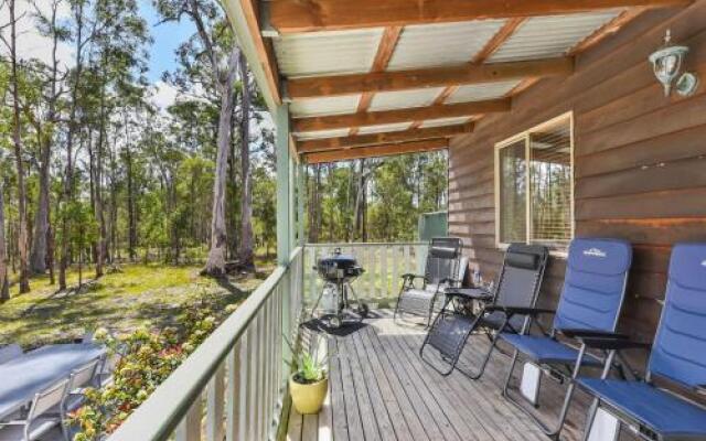 Kangaroo Cottage - cute Accom in bushland setting