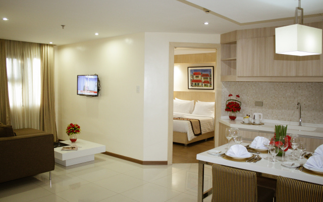 Golden Prince Hotel and Suites