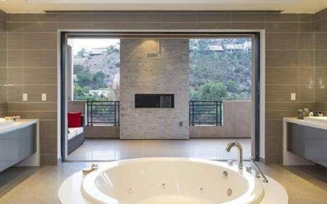 Zorada - Private Hollywood Hills Luxury With Endless Amenities and City Views