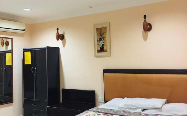 Penarak Bamboo Beach Motel