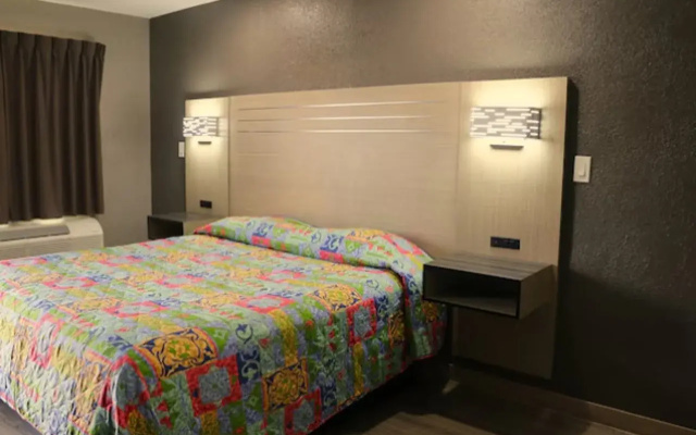 Super 7 Inn Dallas Near Duncanville