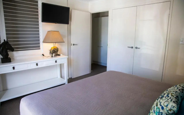 2 Bedroom Renovated Townhouse, Walk to Noosa River