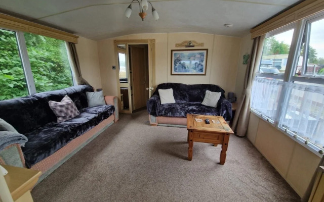 Caravansleeps6-parking-pool-mountain-petsok