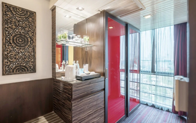 Maroon Infinity Residence by Favstay