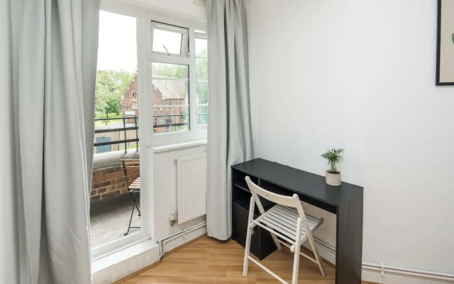 Stylish 2BD Flat with Balcony Near Stepney Green