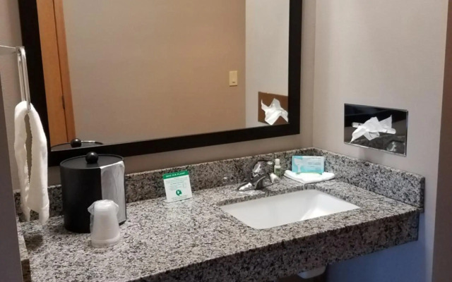 Okoboji Inn & Suites