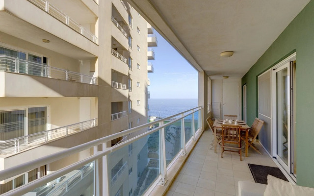 Luxury Apt with Side Sea Views & Pool, Top Location