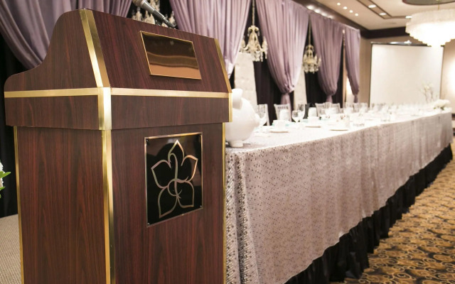 Chateau Lacombe Hotel